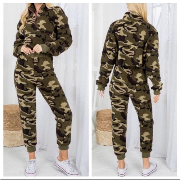 Camo Color 2 Piece Sherpa Set - Picture 2 of 12